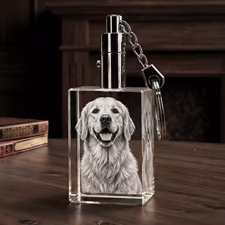 Rechteckiger 2D-Kristall-Schlüsselanhänger mit eingraviertem Porträt eines Golden Retrievers, mit poliertem Metall-Schlüsselring auf einer Holzoberfläche.