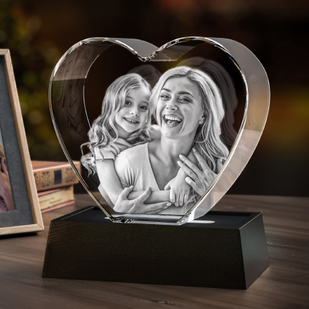 3D-Foto-Kristallherz mit eingraviertem Bild eines liebevollen Vaters und Babys im Inneren.